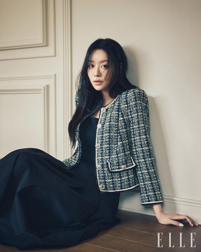 Kolaborasi pemotretan ELLE Korea dan Veronica Beard ini juga menandakan partisipasi besar sang aktris dalam mempromosikan koleksi pakaian musim gugur yang terkenal dengan kehangatan beserta gayanya yang modis./ Foto: instagram.com/ellekorea