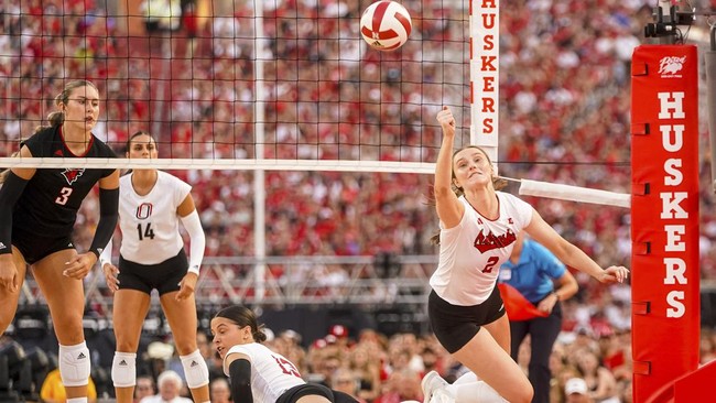 Rekor penonton terbanyak laga olahraga wanita tercipta di pertandingan voli di laga voli saat 92.003 penonton menyaksikan laga University of Nebraska vs Omaha.