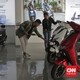 Pengunjung melihat motor listrik di Ruang Pamer Yadea. Jakarta, Kamis, 31 Agustus 2023. (CNN Indonesia/Adhi Wicaksono)