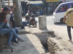 Duh! Pondasi Tiang Pancang di Sukabumi Tutup Saluran Drainase