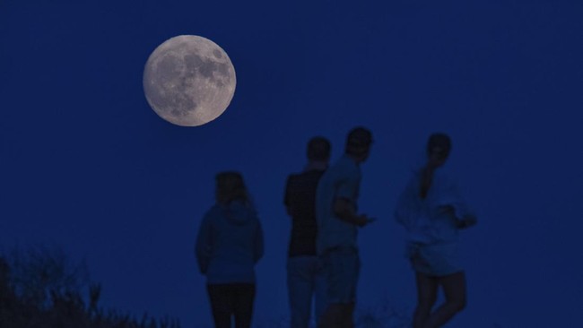 Supermoon biru alias super blue moon masih muncul malam Jumat ini lantaran puncaknya terjadi pada jelang siang tadi.