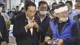 FOTO: Polemik Limbah Nuklir, PM Jepang Makan Ikan Laut Fukushima