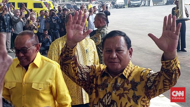 Prabowo Sambangi Markas Golkar, Dapat Kejutan Kuda Cokelat Ketua Umum Partai Gerindra Prabowo Subianto mengenakan batik berwarna kuning saat berjamu ke DPP Partai Golkar, area Slipi, Jakarta Barat (31/8).