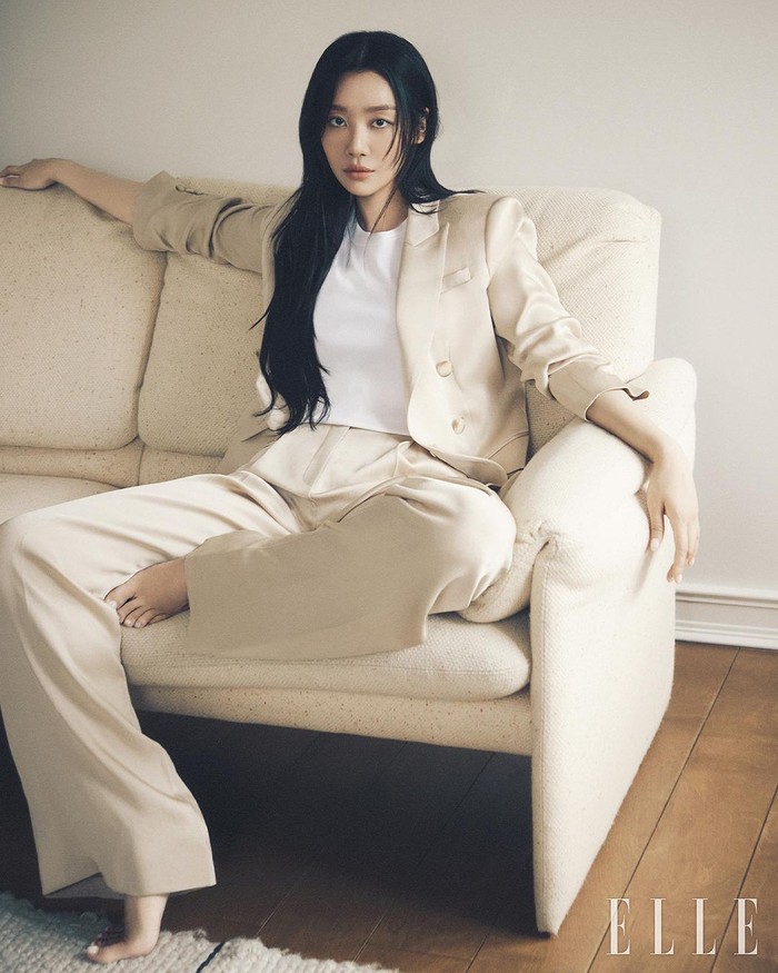 Tantangan dari konsep tersebut sukses ditampilkan secara apik oleh Cha Joo Young yang mencoba berbagai gaya dari anggun, lembut, hingga karismatik untuk menyesuaikan suasana dari berbagai koleksi pakaian Veronica Beard./ Foto: instagram.com/ellekorea