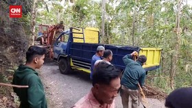 VIDEO: Petugas Butuh 7 Jam Evakuasi Truk Masuk Jurang di Kebumen