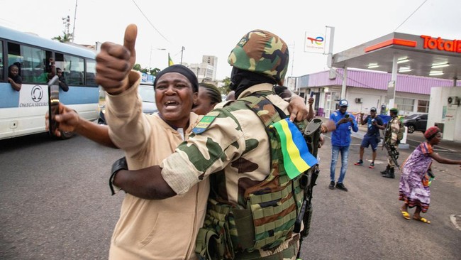 FOTO: Warga Gabon Gembira Presiden Ali Bongo Dikudeta