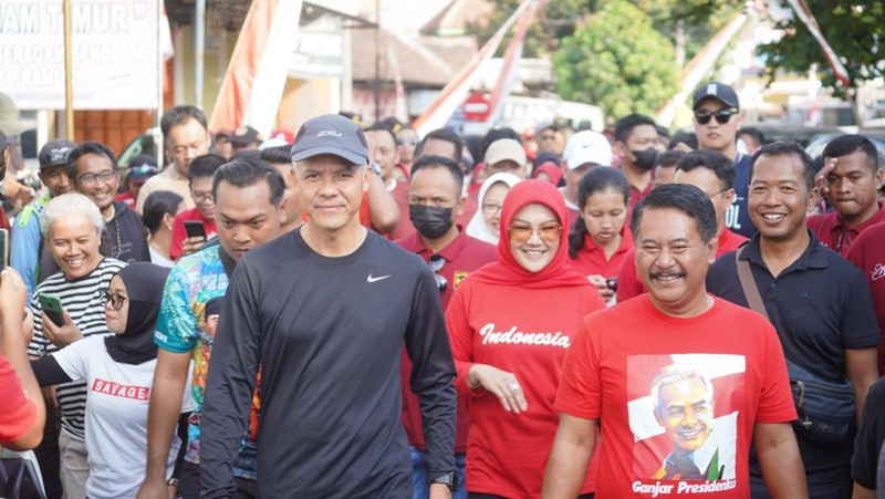 Bupati Klaten, Sri Mulyani mengukuhkan ribuan relawan kebencanaan desa se-Kabupaten Klaten di Alun-alun Klaten, Jumat (1/9).