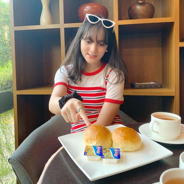 <p>Hal itu pun diketahui langsung dari Instagram pribadi Nia yang mengunggah beberapa potret bersama sang putri saat wisuda pada Juni 2023. (Foto: Instagram@agatha.bby)</p>