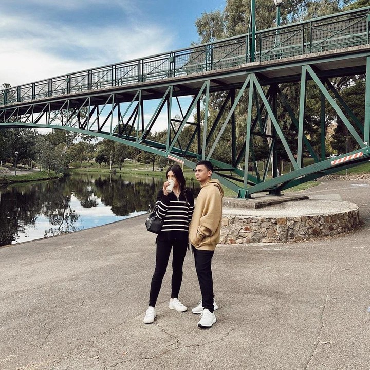 <p>Raditya Dika dan Anissa Aziza sendiri memiliki perbedaan usia 10 tahun. Saat ini Dika berusia 38 tahun, sedangkan Anissa baru berumur 29 tahun. (Foto: Instagram @anissaaziza)</p>