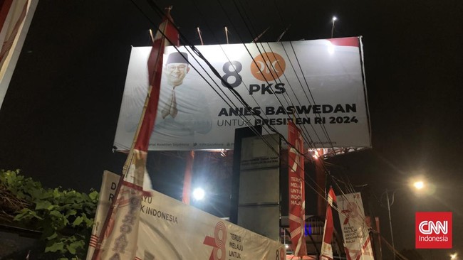 Baliho Anies Baswedan masih terpasang di Kantor DPP PKS, bahkan setelah bakal capres pilihannya itu disebut gandeng Cak Imin untuk 2024. 