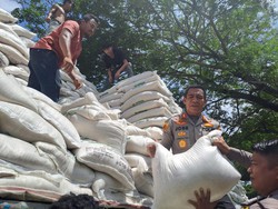 Kagetnya Warga di Batu Bara Didatangi Kapolres saat Memungut Beras
