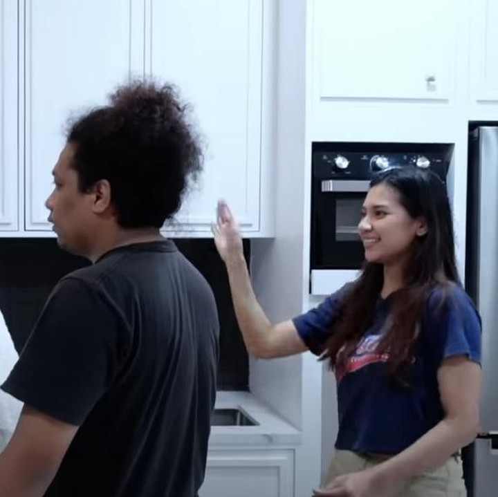 <p>Rumah impian pasangan artis Indah Permatasari dan Arie Kriting baru selesai dibangun, Bunda. Baru-baru ini, keduanya menunjukkan sudut dapur yang modern kepada kedua orang tua Arie. (Foto: YouTube Indah Permatasari)</p>