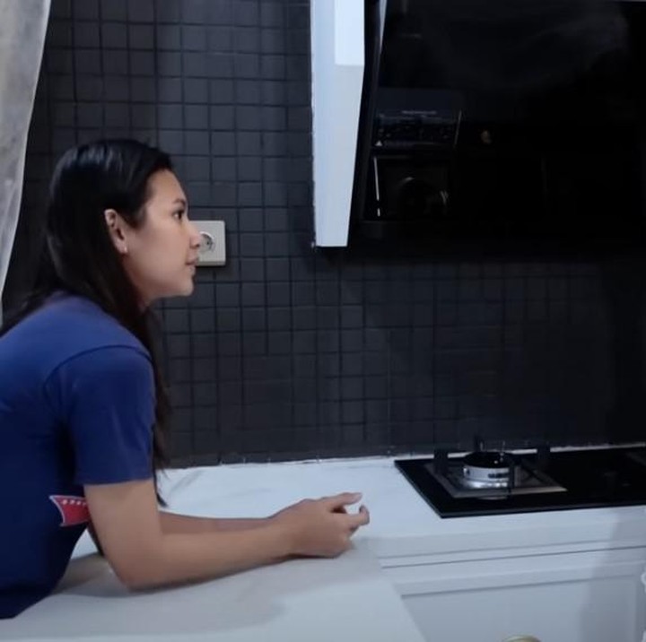 <p>Arie dan Indah menunjukkan dapur mereka yang canggih. Ibunda dan ayah Arie sempat kaget karena melihat semua barang elektronik di dapur anaknya memiliki teknologi canggih. (Foto: YouTube Indah Permatasari)</p>