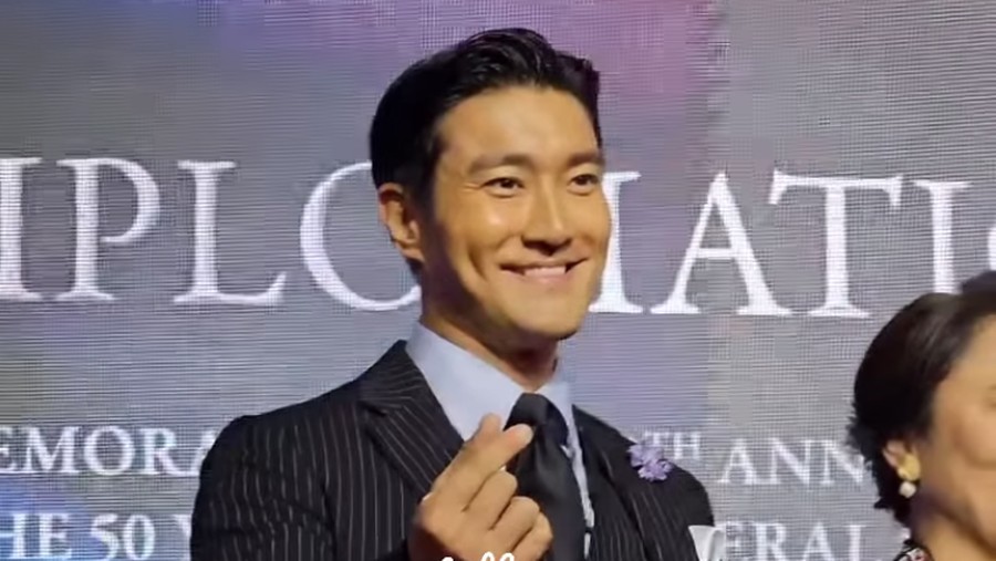 Gaya Dita Karang dan Siwon di Perayaan HUT RI di Seoul