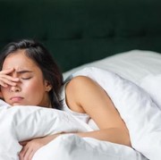 Mengucek Mata saat Bangun Tidur Ternyata Bikin Kamu Cepat Menua, Ini 4 Dampak Buruk Lainnya!