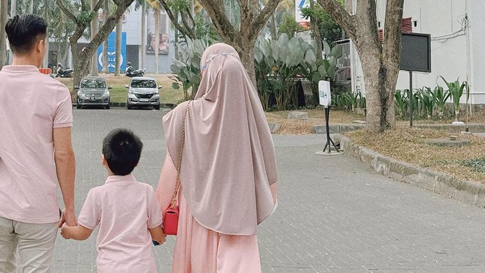 Profil Ikram Rosadi, Calon Suami Larissa Chou