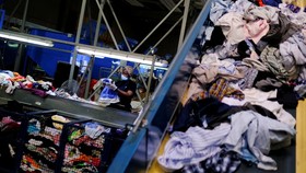 FOTO: Spanyol Olah Limbah Pakaian Jadi Produk Fashion