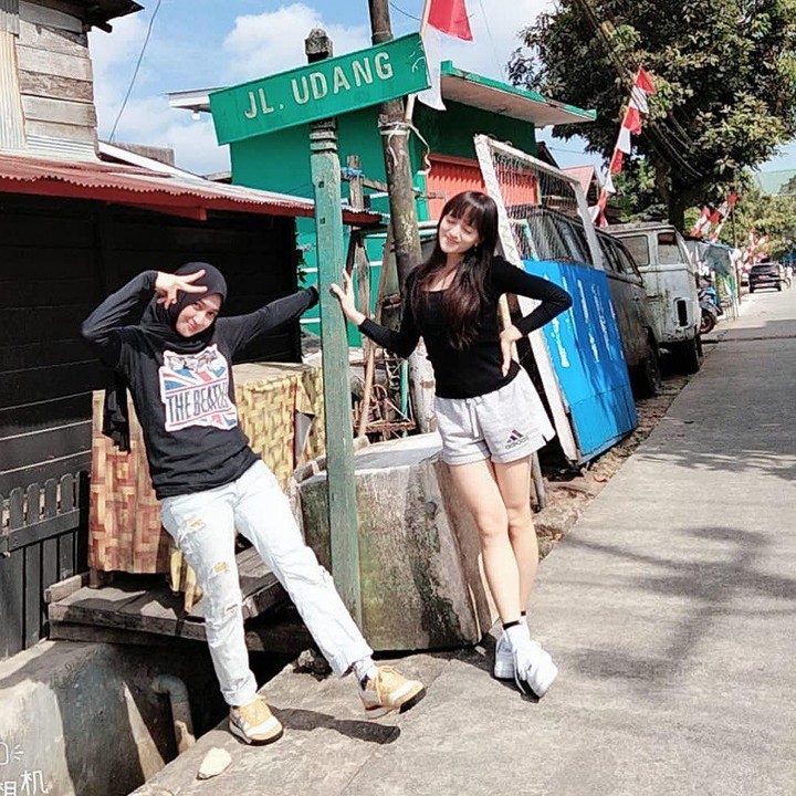 <p>"4 thn #seniorhighschool #senioryear udh dilewati dengan tekun dan sabar dan penuh perjuangan. Setahun di hungary, tia tahun di depok," tulis Nia dalam unggahan fotonya. (Foto: Instagram @nipam_niaparamita)</p>