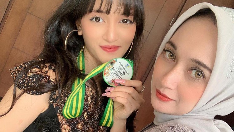 Nia Paramita dan Anak