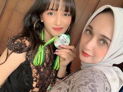 7 Potret Anak Nia Paramitha yang Mirip dengan Sang Bunda, Tamat Sekolah di Hungaria