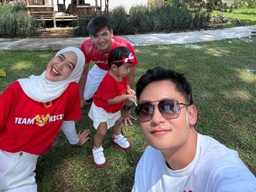 img-title Pernah Dekat, Ria Ricis Disorot Saat Hadiri Sidang Skripsi Randy Martin