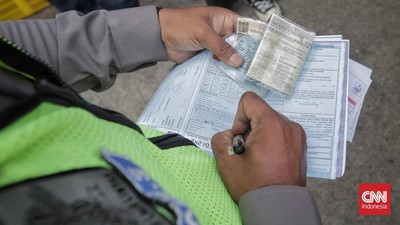 Polisi tidak lagi menerapkan sanksi tilang terhadap kendaraan yang tidak lolos uji emisi. Sanksi tilang dianggap tidak efektif.