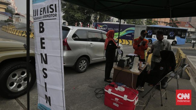 Satu kendaraan roda dua kena sanksi tilang karena tak lulus uji emisi di Blok M, Jakarta Selatan.