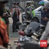 Polisi menghentikan kendaraan untuk melakukan uji emisi di kawasan Terminal Blok M, Jakarta. Jumat, 1 September 2023. (CNN Indonesia/Adhi Wicaksono)