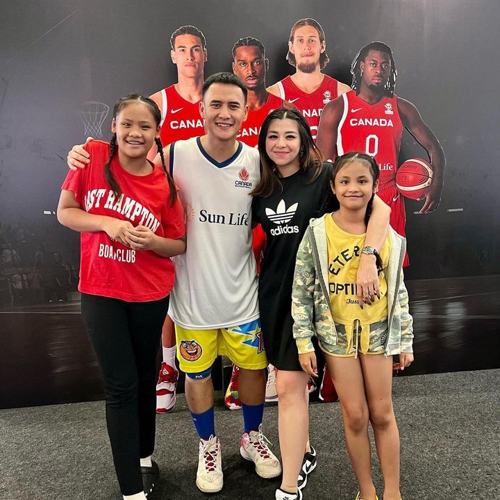 <p>Presenter ternama Choky Sitohang dikaruniai tiga anak perempuan cantik dari pernikahannya dengan Aryani Ashori pada 2010, Bunda. (Foto: Instagram: @mrssitohang)</p>