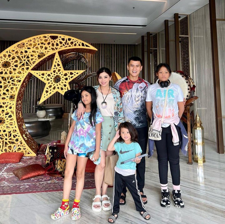 <p>"Tentu saja dia tinggi, dia adalah Miss Indonesia masa depan kita," kata seorang netizen dengan Bahasa Inggris. "Abbey, bentar lagi Papa Choky lewat tingginya nih," ungkap netizen lainnya. (Foto: Instagram: @mrssitohang)</p>