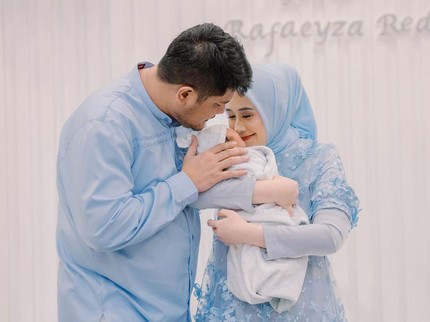 7 Potret Aqiqah Anak Ketiga Ryana Dea dan Puadin Redi yang Bernuansa Biru