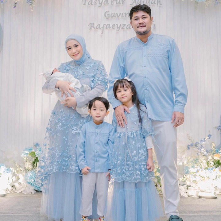 <p>Ryana Dea menikah dengan Puadin Redi pada tahun 2016. Pernikahan keduanya pun semakin lengkap dengan kehadiran anak ketiganya, Gavin Rafaeyza Redi. (Foto: Instagram: @ryana_dea)</p>