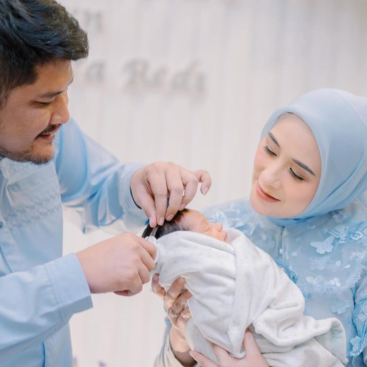 <p>Secara bergantian, Ryana, Puadin, dan kedua orang tuanya, menggunting rambut Gavin dengan perlahan. Setelahnya, mereka pun mengecup kepala Gavin penuh sayang. (Foto: Instagram: @ryana_dea)</p>