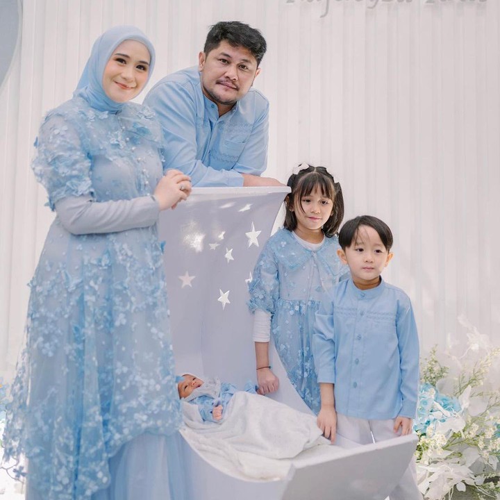 <p>Ryana, Puadin, dan kedua anaknya mengenakan pakaian bernuansa biru yang lembut. Sementara itu, Gavin dibiarkan berbaring dalam sebuah tempat tidur berbentuk bulan sabit. (Foto: Instagram: @ryana_dea)</p>
