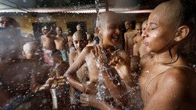 FOTO: Ritual Penyucian Diri Janai Purnima di Nepal