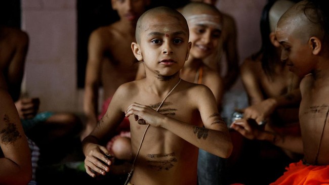FOTO: Ritual Penyucian Diri Janai Purnima di Nepal