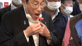 VIDEO: PM Jepang Lahap Makan Seafood Kala Isu Limbah PLTN Fukushima