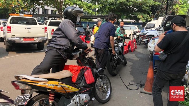 Andi jadi warga yang kena tilang saat uji emisi gratis. Ia inisiatif lakukan itu karena yakin kendaraannya bisa lolos uji emisi.
