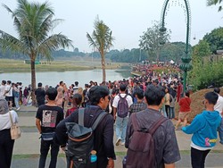 Warga Padati Kawasan Danau Archipelago Jelang Peresmian Wajah Baru TMII