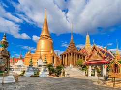 Viral Aksi Lucu Dua Bule Bonceng Biksu di Thailand