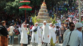 Sebanyak 6,6 Ton Apem Yaqowiyu Dibagikan ke Masyarakat