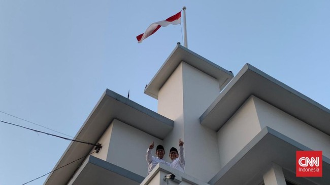 Saat Anies-Cak Imin berada di Hotel Majapahit, di seberangnya kelompok relawan Ganjar Pranowo menggelar acara musik dan berteriak-teriak 'Ganjar Presidenku'.