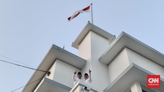 Mendengar teriakan relawan Ganjar di seberang Hotel Majapahit, Anies dan Cak Imin merespons dengan senyuman, jempol, dan lambaian tangan.