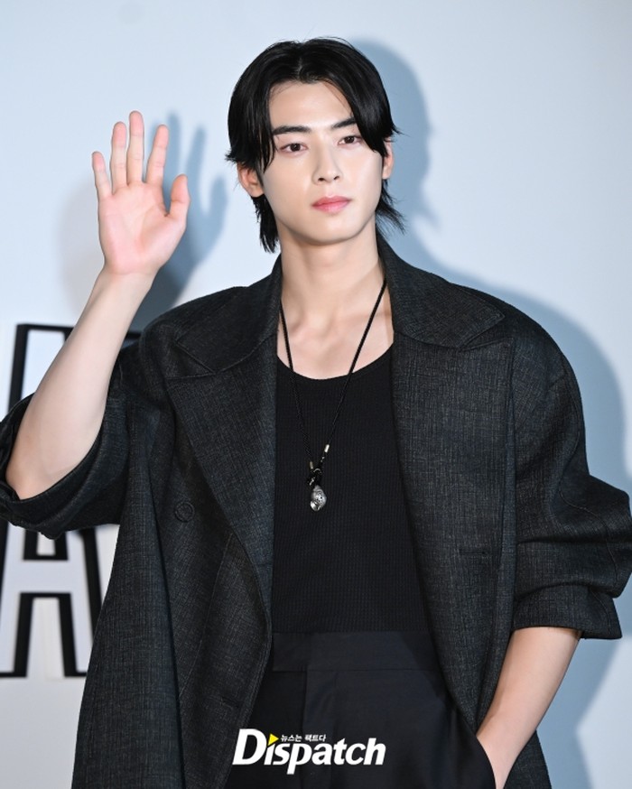 Berbeda dari Jimin, Cha Eun Woo pancarkan aura bad boy dengan outfit serba hitam, termasuk aksesorisnya. Pemain drama True Beauty ini menggunakan koleksi pakaian pria musim gugur 2023 dari Dior./ Foto: instagram.com/koreadispatch