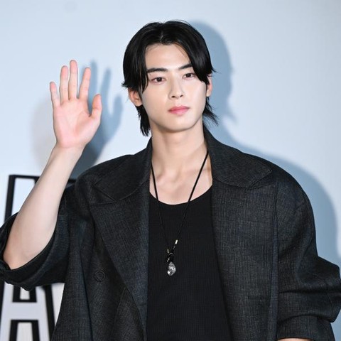 Pesona Cha Eun Woo dalam Pemotretan Louis Vuitton - Foto 1