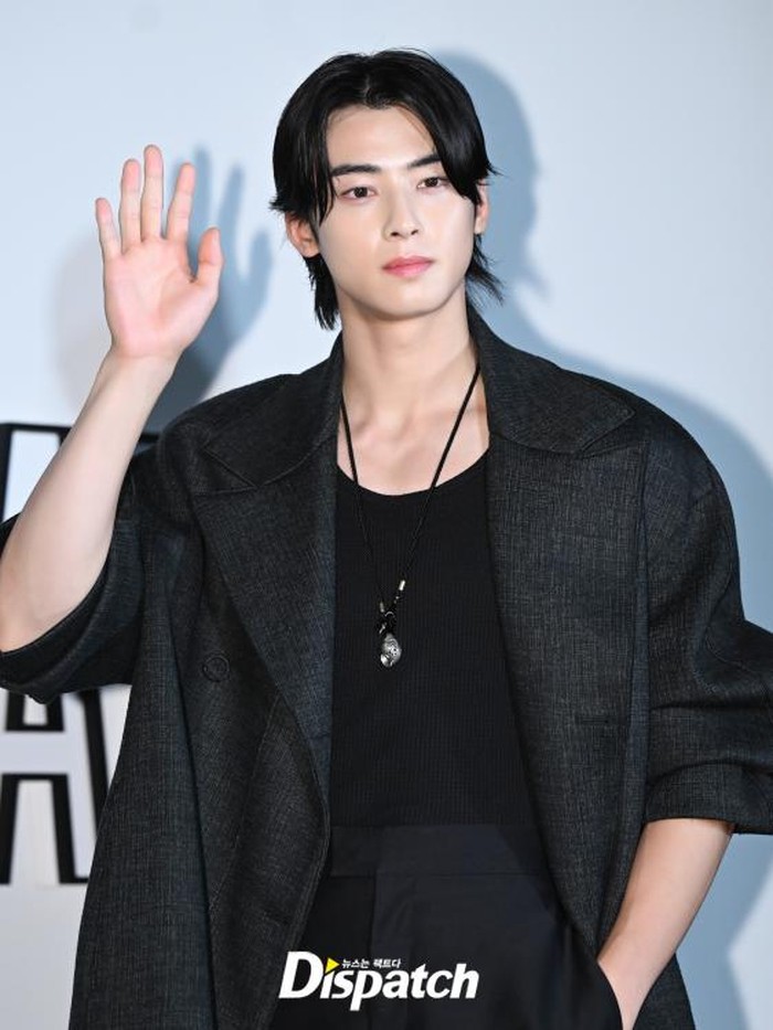 On Friday (1/9), Cha Eun Woo 'ASTRO' attended the Lady Dior Celebration Exhibition event held in Seoul, South Korea./ Photo: instagram.com/koreadispatch