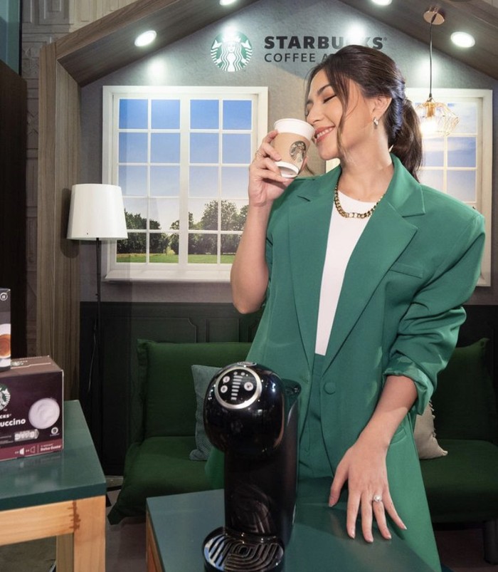 Cantiknya Jessica Mila Saat Jajan Croissant dan Floating Breakfast