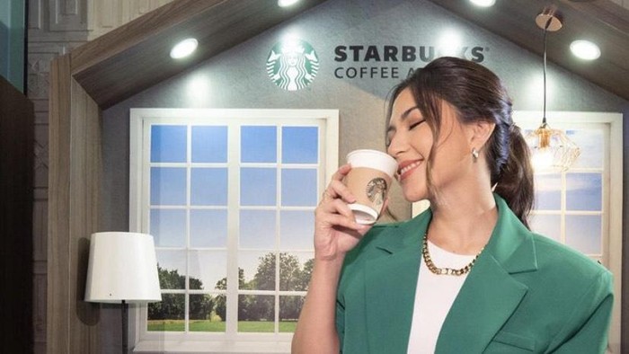 Cantiknya Jessica Mila Saat Jajan Croissant dan Floating Breakfast