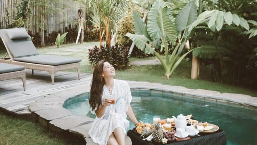 Cantiknya Jessica Mila Saat Jajan Croissant dan Floating Breakfast