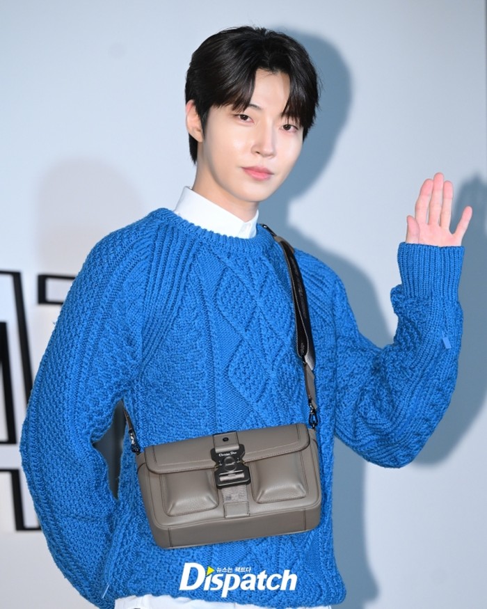 Aktor berikutnya yang tak kalah menawan dengan koleksi Dior yaitu Hwang In Youp. Kali ini, ia menggunakan outfit hangat yang warnanya senada dengan Go Min Si. Wah, jika satu frame, pasti visual dua artis ini bakal pecah, ya!/ Foto: instagram.com/koreadispatch